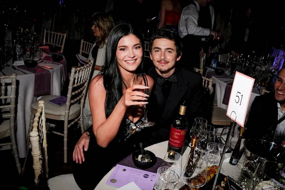 Kylie Jenner, Alan Cumming'in BAFTA Şakasında Rahatsız Göründü