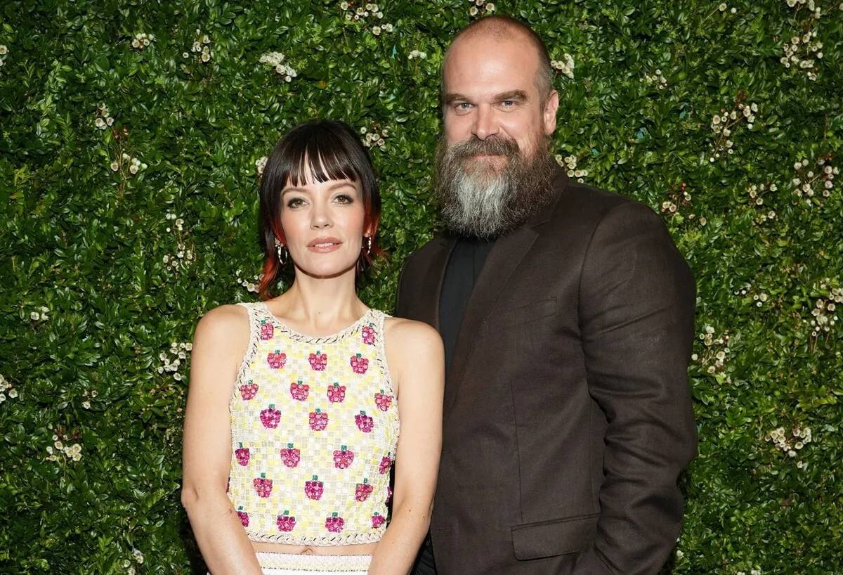 Lily Allen’ın İntikam Elbisesi Eski Eşi David Harbour’a Mesaj Gönderiyor